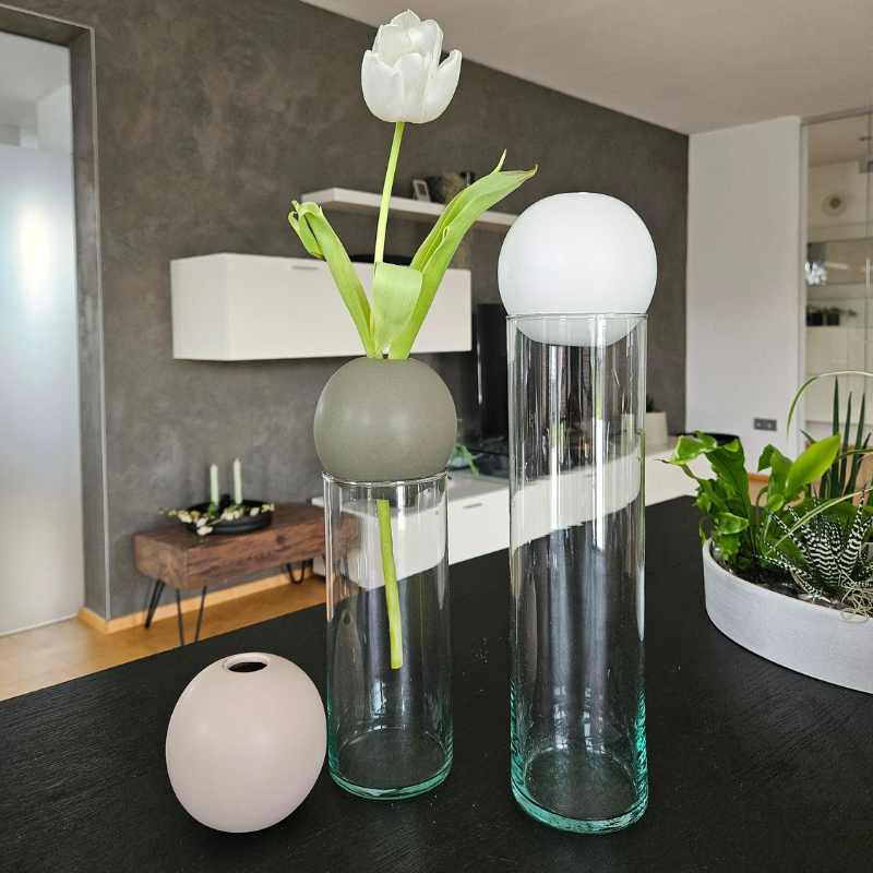 Glasvase Blossom in zwei Größen, mitKeramikkugel